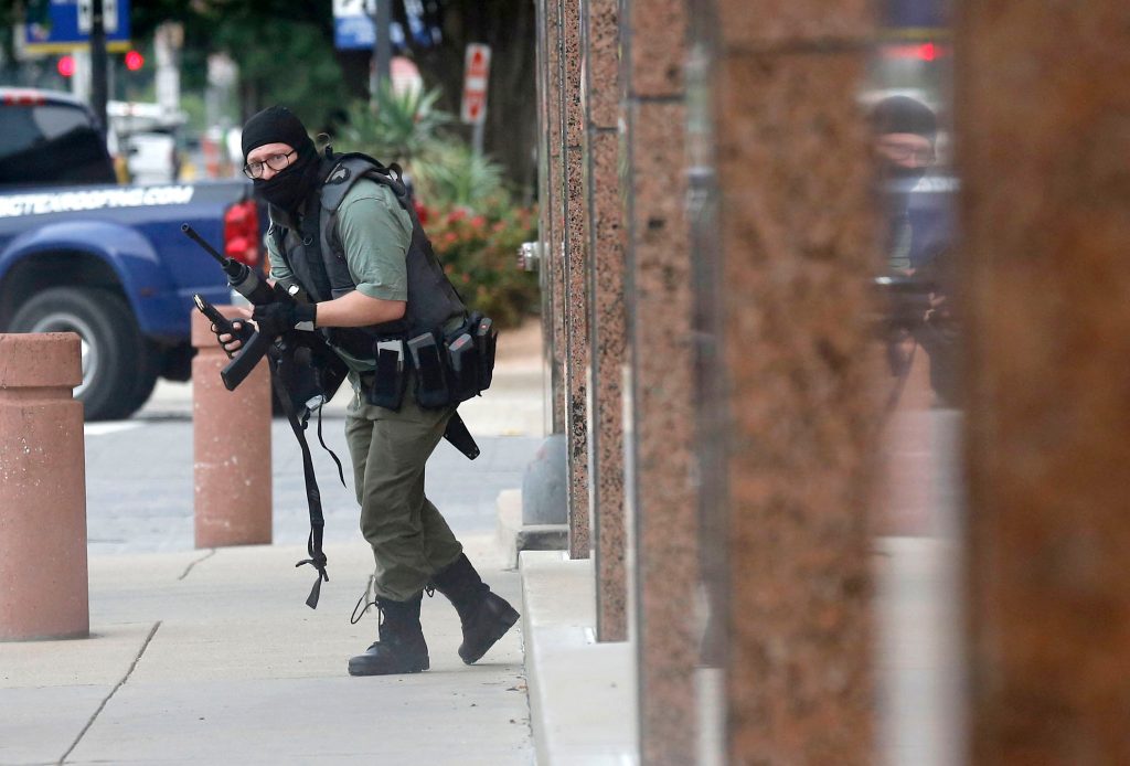 Seorang Jurnalis Menangkap Gambar Seorang Pria Bersenjata