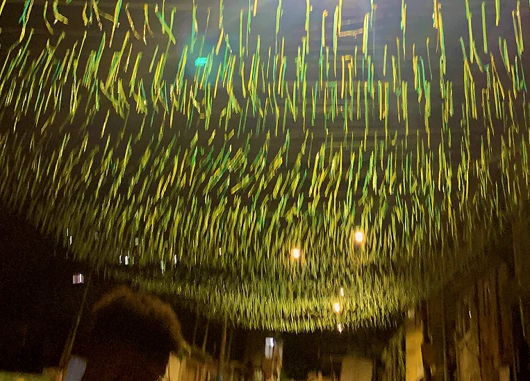 欧战之夜的球场外旗帜与灯光实拍（额外名额的逻辑）